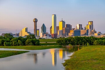 Naklejka premium Springtime Serenity: 4K Image of Dallas, Texas, Viewed from the Tranquil Trinity River