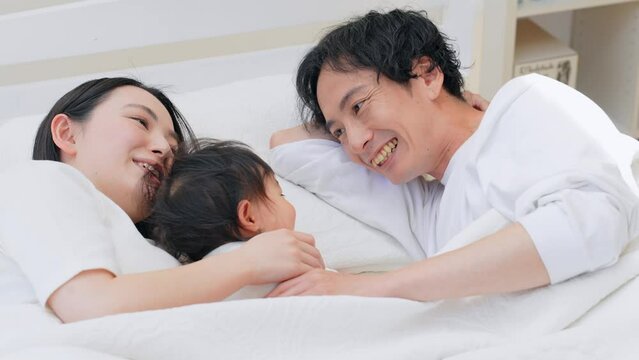 赤ちゃんを寝かしつける両親