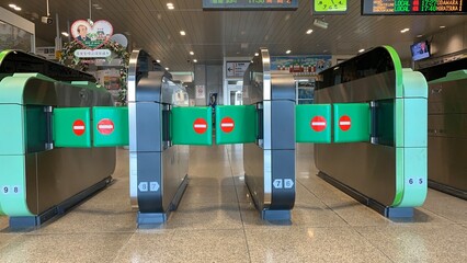 駅の改札　通勤通学