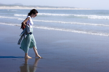 mujer paseando en la playa