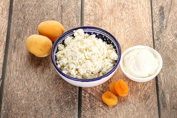 Cottage cheese with apricot and cream