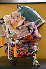 五月人形の重いお寺の釣鐘を背負った男の子