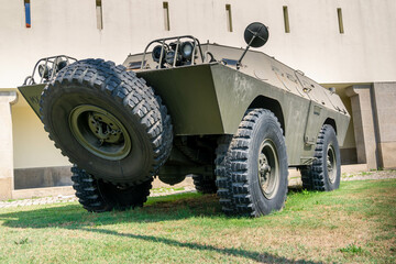 Carro de combate portugu&eacute;s de ruedas en una rotonda