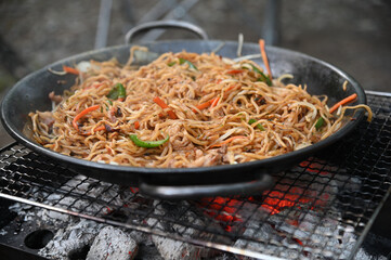 バーベキューで焼きそばを作る