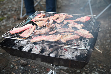 キャンプ場で牛カルビの網焼き