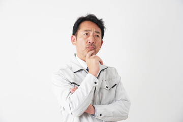考えるミドルエイジの作業員　白背景