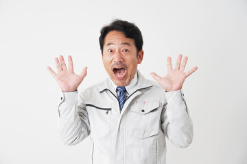 驚くミドルエイジの作業員　白背景