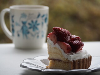 スイーツ　イチゴのタルトとコーヒー