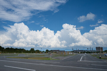 真夏の自動車運転教習所