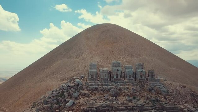 In 1987, aerial view of the sculptures on the western terrace of Mount Nemrut, which took its place as a cultural asset on the UNESCO World Heritage List