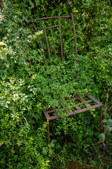 La chaise de jardin abandonnée, oubliée par le temps