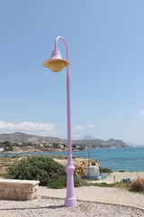 fioletowa ozdobna latarnia