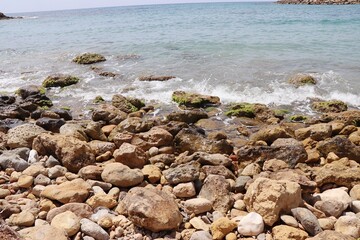 kamienista plaża morze