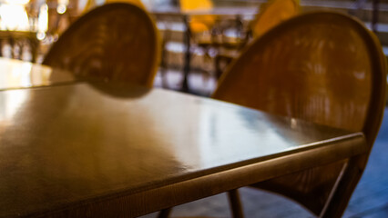 Vue rapprochée de chaises et de tables de restaurant, dans un centre-ville historique