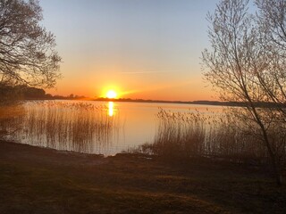 Sonnenuntergang am Wasser