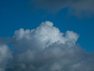 Obraz premium White fluffy clouds in the stormy sky background