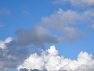 Obraz premium White fluffy cloud over blue sky background, beautiful heaven photo