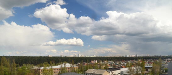 Fototapeta na wymiar Clouds flying over the city