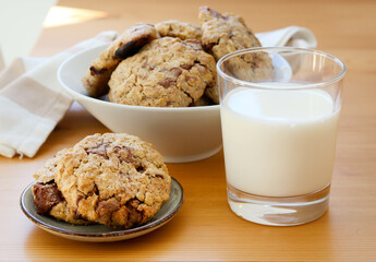Oat and chocolate cookies with milk