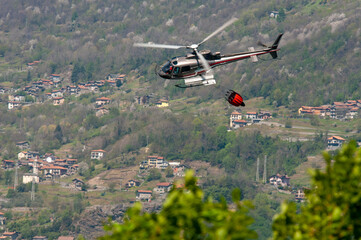 Fototapeta na wymiar Elicottero in operazioni antincendio