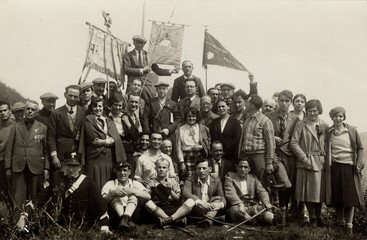 FOTOGRAFIA ANTICA CON GRUPPO DI GIOVANI IN MONTAGNA