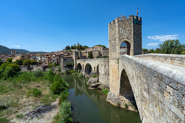 Catalogne : Besal&uacute;