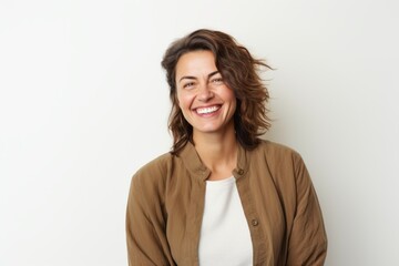 Obraz premium Portrait of a smiling woman looking at camera on a white background