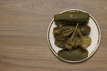 Close-up on top of pickles on a platter with dill umbel. - obrazy, fototapety, plakaty