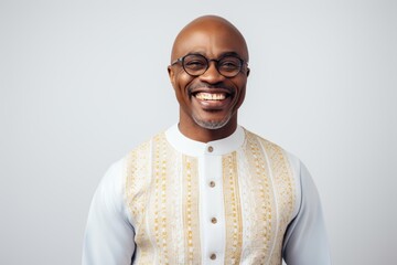 Obraz premium Portrait of a smiling senior african man wearing eyeglasses