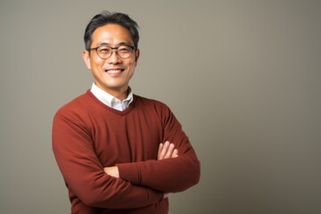 Obraz premium Portrait of mature Asian man wearing eyeglasses against gray background