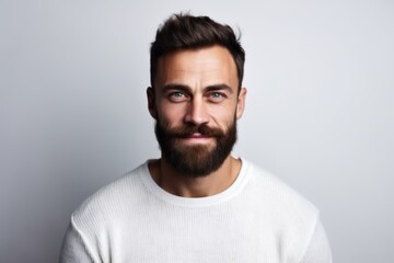 Obraz premium Portrait of a handsome bearded man looking at camera over gray background