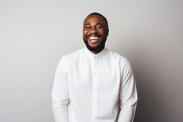 Obraz premium Portrait of a smiling african american man standing against white background