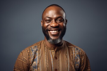 Obraz premium smiling african american man in traditional clothes isolated on grey