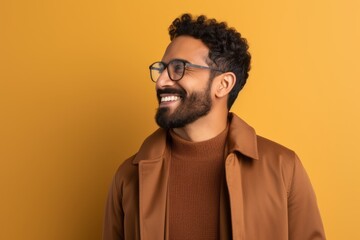 Obraz premium Portrait of a smiling afro american man in eyeglasses on yellow background