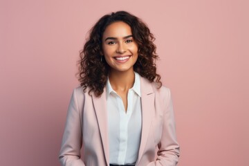 Obraz premium portrait of smiling african american businesswoman in suit isolated on pink