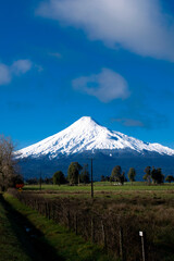 Fototapeta premium Winter beauty in photographs of snowy landscapes, where the purity of the snow merges with the majesty of the mountains, which will transport you to a world of serenity and tranquility (Valdivia Chile