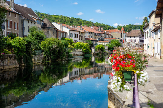 Paysage sur les berges au bord de la Marne, la rivi&egrave;re de Joinville, avec les fa&ccedil;ades des maisons typiques de la r&eacute;gion de la Haute-Marne