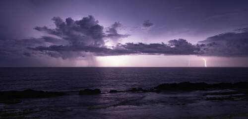 Tormenta el&eacute;ctrica en el tr&oacute;pico sobre el mar 