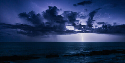 Rayos en el horizonte del mar en el tr&oacute;pico
