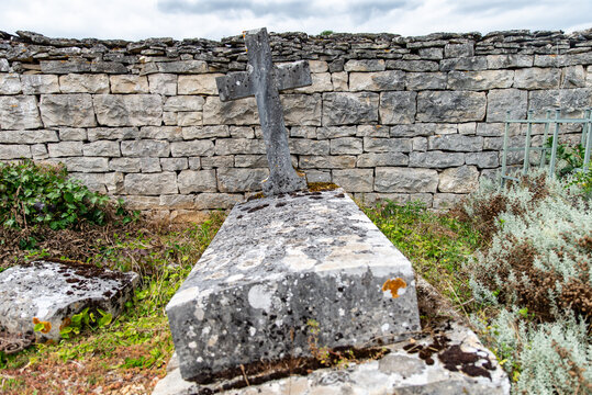 Vielle tombe ou pierre tombale d'un cimeti&egrave;re en France