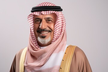 Obraz premium Portrait of an arabian man with traditional clothes smiling at the camera