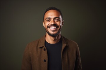 Obraz premium Portrait of a Brazilian man in his 30s in an abstract background wearing a chic cardigan