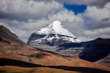 Breathtaking view of a deserted landscape with a majestic mountain peak covered in snow