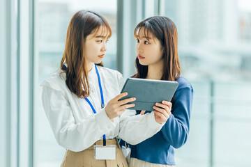 タブレットの画面を見る2人のビジネス女性