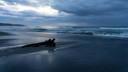 Obraz premium New Zealand, Punakaiki, Stormy Beach