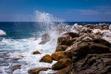 Meer und K&uuml;ste begegnen sich am Mittelmeer in Italien