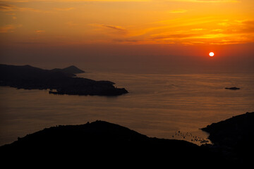 Sommerlicher Sonnenuntergang an der Insel Elba in Italien, mit Blick auf die Hauptstadt, Portoferraio