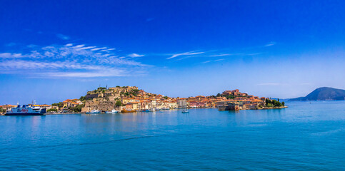 Sommerliche Küstenlandschaft an der Insel Elba in Italien, mit Blick auf die Hauptstadt,...