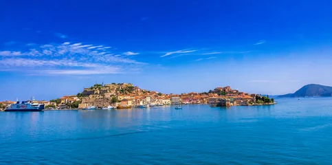 Crédence de cuisine en verre imprimé Europe méditerranéenne Sommerliche Küstenlandschaft an der Insel Elba in Italien, mit Blick auf die Hauptstadt, Portoferraio
