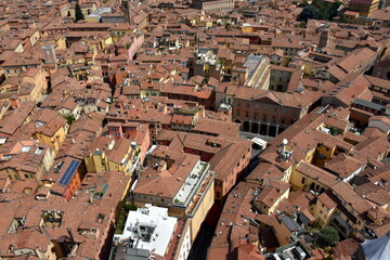 Rote Hausdächer in der Altstadt von Bologna